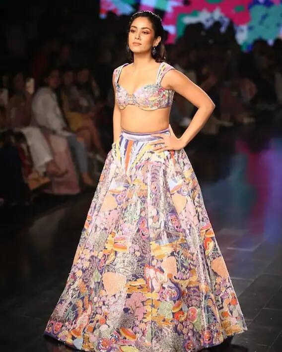 મીરા રાજપૂતનો આત્મવિશ્વાસ હંમેશા તેની તાકાત બનીને રહ્યો છે. તેના ચહેરાની ચમક દિવસેને દિવસે વધી રહી છે.