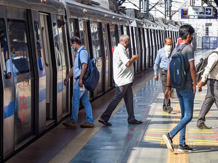 DMRC installing more towers to improve mobile connectivity at 29 underground stations Delhi Metro Stations पर नहीं होगी अब कॉल ड्रॉप की समस्या, नेटवर्क सही करने को लेकर DMRC  ने बनाया प्लान
