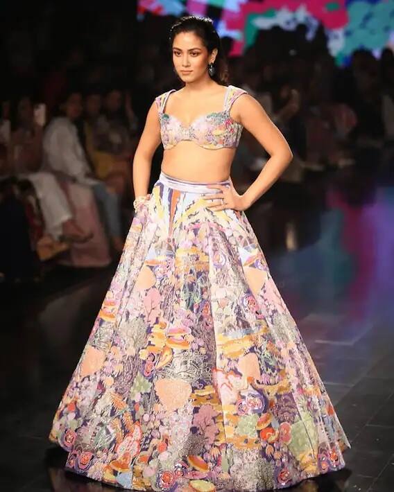 Mira Rajput : શાહિદ કપૂરની પત્ની મીરા રાજપૂતે લેક્મે ફેશન વીકમાં તેના આકર્ષક પ્રદર્શનથી દરેકની નજર તેના તરફ ખેંચી લીધી હતી.