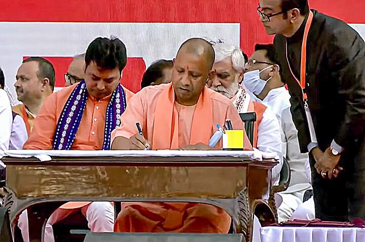এদিন মুখ্যমন্ত্রীর সঙ্গেই শপথ নেন রাজ্যে ৫২ জন মন্ত্রী। যোগী সরকার 2.0-তে, জাতপাতের সমীকরণ সমাধানের যথাসাধ্য চেষ্টা করেছে বিজেপি।