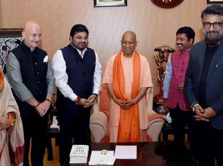 फिल्मी सितारों की बात करें तो कई बड़े नामों को कार्यक्रम में शामिल होने के लिए निमंत्रण भेजा गया है. हाल में आई फिल्म 'द कश्मीर फाइल्स' के सितारे भी इस कार्यक्रम में शामिल हो सकते हैं. जानकारी के मुताबिक फिल्म के डायरेक्टर विवेक अग्निहोत्री और एक्टर अनुपम खेर योगी आदित्यनाथ के शपथ ग्रहण में शामिल होने के लिए लखनऊ पहुंच रहे हैं. इमेज क्रेडिट- इंस्टाग्राम