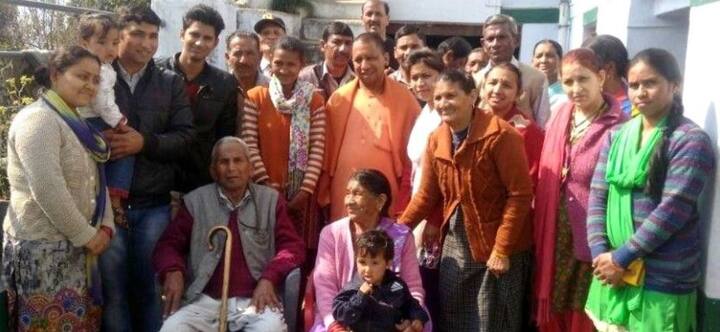 दरअसल संन्यास ग्रहण करने के बाद एक अहम विधान के तहत उन्हें पहली भिक्षा अपने माता-पिता से लेनी थी. इसलिए वे अपने गांव पहुंचे थे. इस दौरान माता-पिता ने अपने संन्यास जीवन ग्रहण कर चुके पुत्र को यथोचित भिक्षा के रूप में चावल, फल व सिक्के दिए थे.