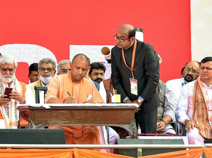 उल्लेखनीय है कि प्रदेश में लगातार दूसरी बार मुख्यमंत्री पद की शपथ लेकर योगी आदित्यनाथ ने 37 साल बाद इतिहास रचा है. इसके पहले 1985 में नारायण दत्त तिवारी के नेतृत्व में हुए चुनाव में कांग्रेस को लगातार दो बार पूर्ण बहुमत मिली थी और उन्होंने लगातार दो बार मुख्यमंत्री पद की शपथ ली थी.
