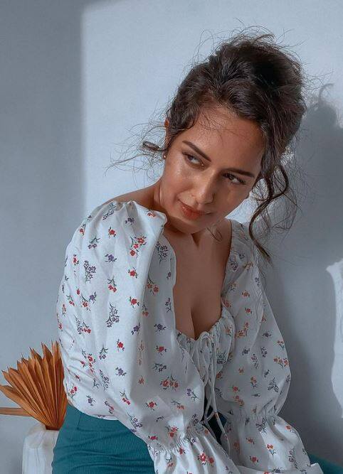 ஸ்டைலிஷ் தமிழச்சி இள நெஞ்சிக்குள்ள `