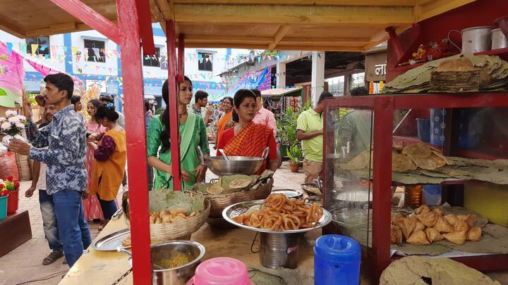 হঠাৎ একদিন, তাদের ঠেলা গাড়ি রাখার জায়গায় একটি চার চাকা গাড়ি দেখে, তা সরাতে বলে তুবড়ি। গাড়ির কাচ নামতেই দেখে, সেখানে বসে আছেন তাদের বাবা এবং তাঁর সঙ্গিনী! সে চরিত্রে অভিনয় করছেন অভিজিৎ ও ঋ।