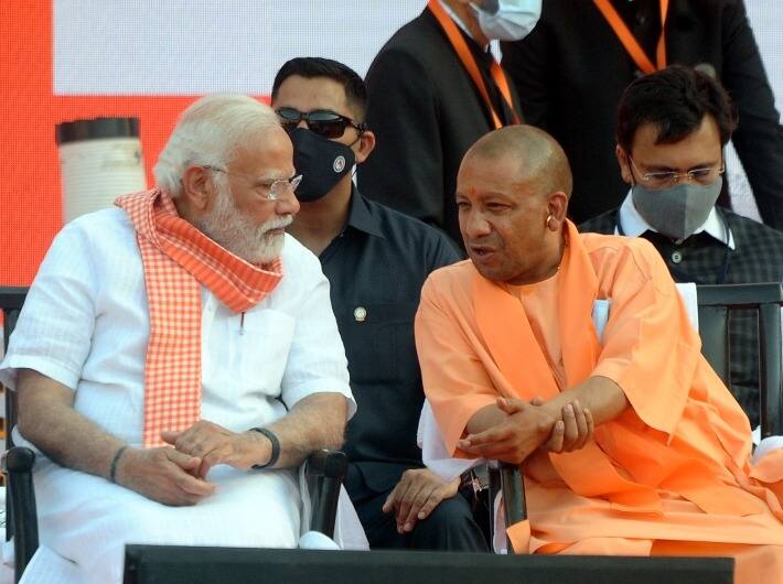 केशव प्रसाद मौर्य ने लगातार दूसरी बार उपमुख्यमंत्री पद की शपथ ली जबकि पिछली सरकार में कानून मंत्री रहे ब्रजेश पाठक को पहली बार उपमुख्यमंत्री की शपथ दिलाई गई. योगी की पिछली सरकार में उपमुख्यमंत्री रहे दिनेश शर्मा को इस बार मंत्रिमंडल में स्थान नहीं मिला है.