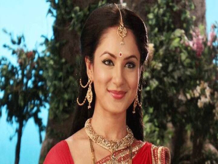 डीप नेक व्हाइट ड्रेस पहन पूजा बनर्जी लगीं कमाल, हुस्न के जादू से बढ़ाया इंटरनेट का पारा