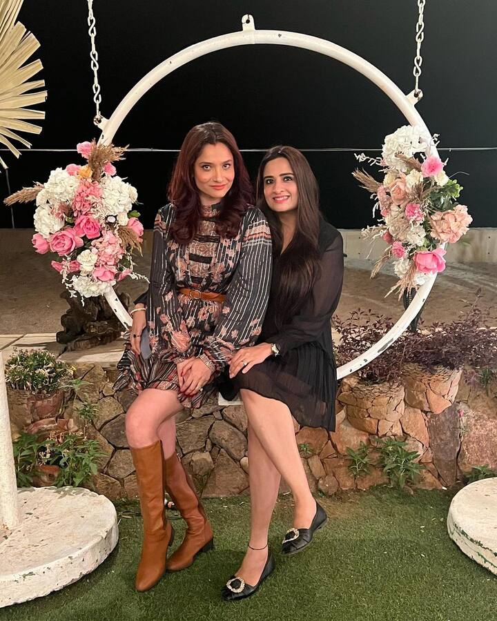 ਅੰਕਿਤਾ ਦਾ ਵਿੱਕੀ ਦੇ ਪਰਿਵਾਰ ਨਾਲ ਬਹੁਤ ਚੰਗਾ ਰਿਸ਼ਤਾ ਹੈ। ਅੰਕਿਤਾ ਵਿੱਕੀ ਦੀ ਭੈਣ ਅਤੇ ਮਾਂ ਨੂੰ ਆਪਣੀ ਮਾਂ ਭੈਣ ਵਰਗਾ ਪਿਆਰ ਦਿੰਦੀ ਨਜ਼ਰ ਆ ਰਹੀ ਹੈ।