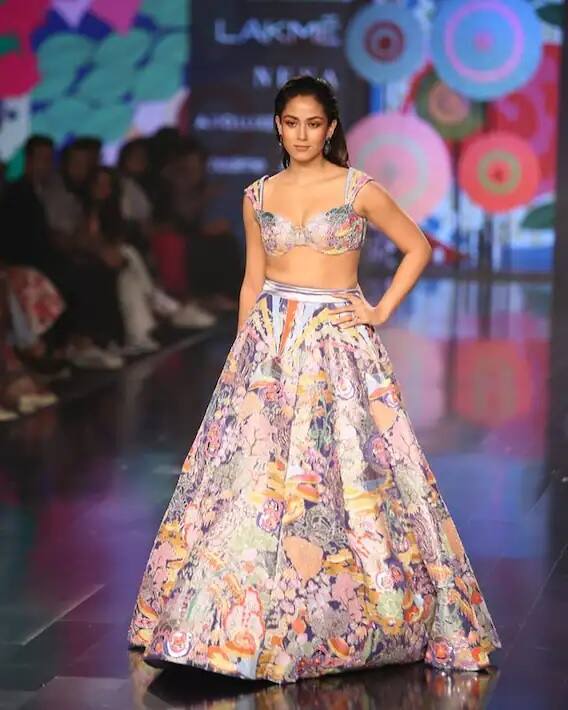 રેમ્પ વોકમાં મીરા રાજપૂતનો આત્મવિશ્વાસ બેજોડ હતો. મોટી અભિનેત્રીઓ પણ આ આત્મવિશ્વાસ સાથે રેમ્પ વોક કરતી જોવા મળી નથી.