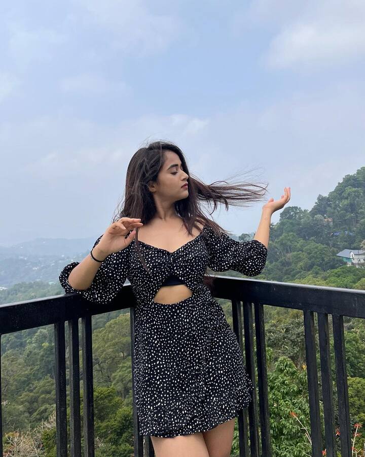 దీప్తి సునయన (Image Credit: DeepthiSunaina/Instagram)