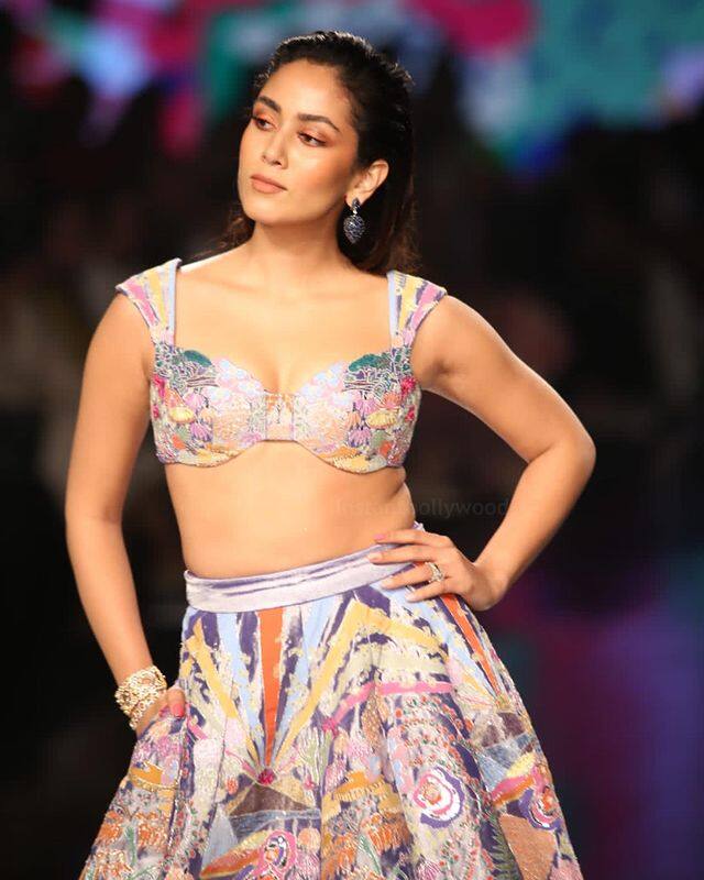 अपनी परफेक्ट फिगर फ्लॉन्ट करते हुए मीरा राजपूत ने बिना दुपट्टे के लहंगे के साथ एंट्री मारी.
