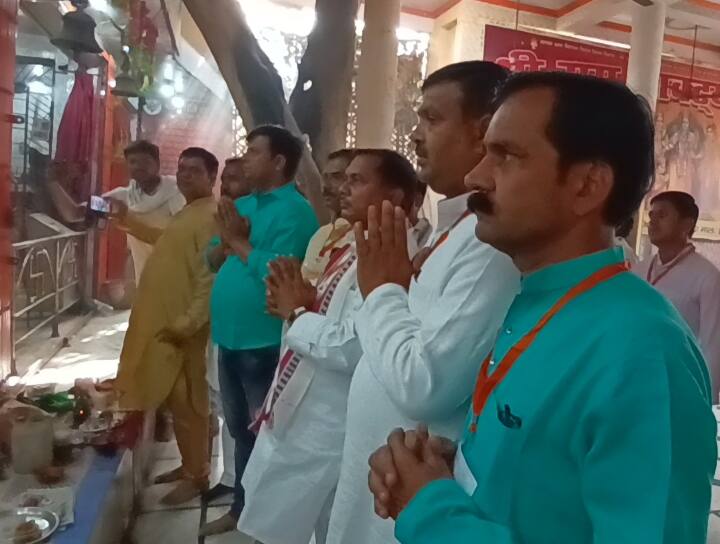 Etawah: योगी के शपथ ग्रहण समारोह में जाने से पहले कार्यकर्ताओं ने की पूजा, प्रदेश कार्यकारिणी से मिला था खास आदेश Before going to Yogi's swearing-in ceremony, Etawah BJP workers worshiped ann Etawah: योगी के शपथ ग्रहण समारोह में जाने से पहले कार्यकर्ताओं ने की पूजा, प्रदेश कार्यकारिणी से मिला था खास आदेश