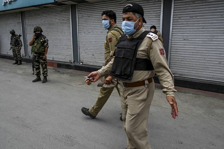 Jammu and Kashmir Police has started attaching properties of those who shelter terrorists associates ANN आतंक पर जम्मू-कश्मीर पुलिस की बड़ी चोट, आतंकवादियों के सहयोगियों को पनाह देने वालों की संपत्तियां कुर्क होनी शुरू