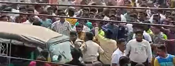 RRR Fans Turnup Huge at Srikakulam District Narasannapeta| Fans ను కంట్రోల్ చేయలేకపోయిన పోలీసులు