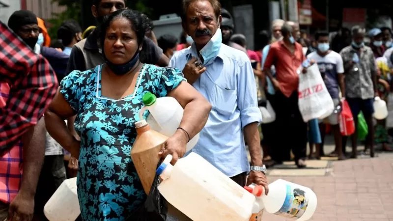 Sri Lanka Crisis: பாதாளத்தில் இலங்கை பொருளாதாரம்: கடன் மேல் கடன் வாங்கி கண்ணீர் தீவாக மாறிய கதை!