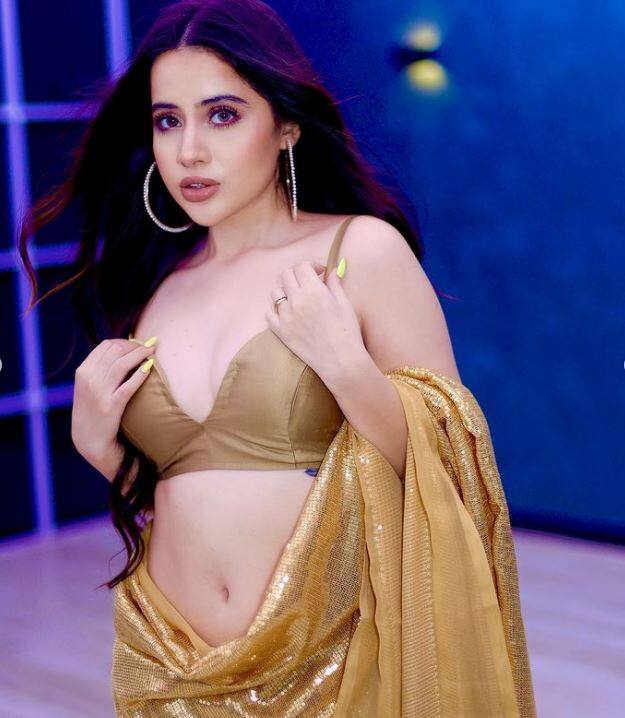 ઉર્ફી જાવેદ પોતાના ડ્રેસિંગને લઈ સતત ચર્ચામાં રહે છે. હાલમાં જ ઉર્ફીએ નવી તસવીરો શેર કરી છે. આ તસવીરોમાં ઉર્ફી ખૂબ જ બોલ્ડ અને હોટ લાગી રહી છે. ઉર્ફી ફરી એકવાર પોતાનો નવો લુક લઈને આવી છે અને આ વખતે પણ તેની સ્ટાઈલ એકદમ ગ્લેમરસ છે.