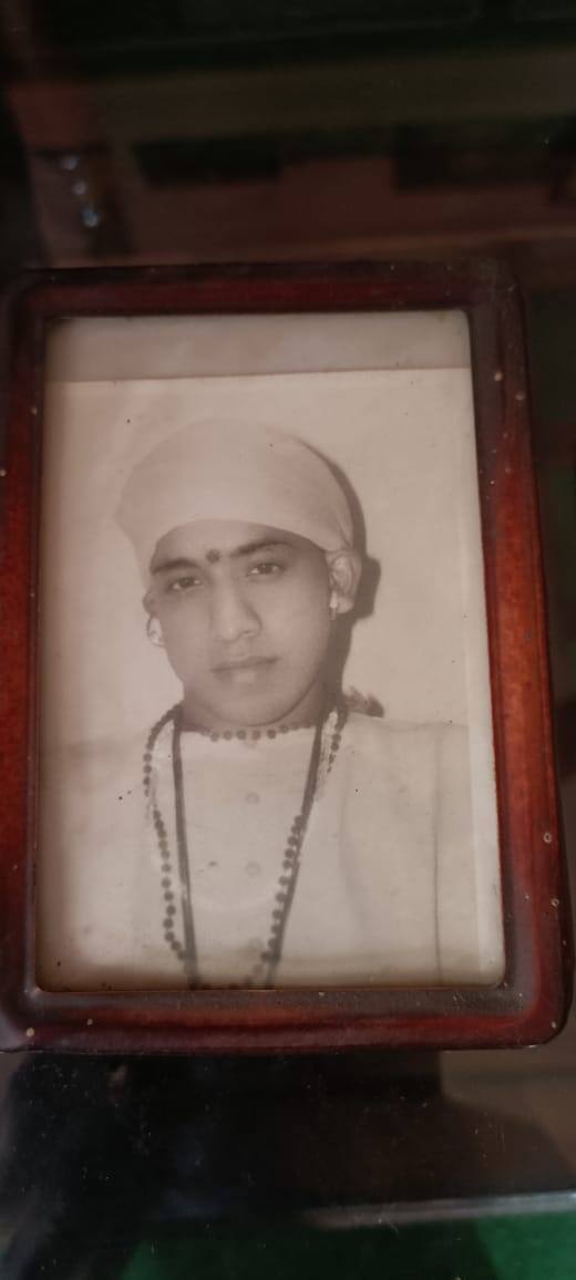 संन्यासी बनने के बाद योगी आदित्यनाथ की यह पहली यात्रा थी. हालांकि यह यात्रा परिवार से मिलने के लिए नहीं थी बल्कि उन्हें ऐसा संन्यासी जीवन का एक अहम विधान पूरा करने के लिए करनी पड़ी थी.