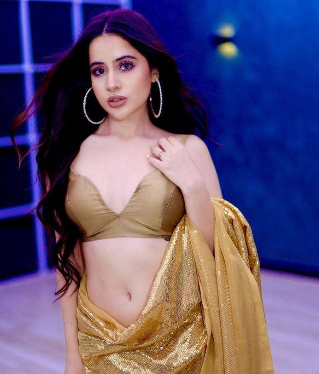 નવી તસવીરોમાં ઉર્ફી સાડીમાં પોઝ આપતી જોવા મળી રહી છે.ઉર્ફી પોતાના બોલ્ડ અંદાજને લઈ ચર્ચામાં રહે છે.