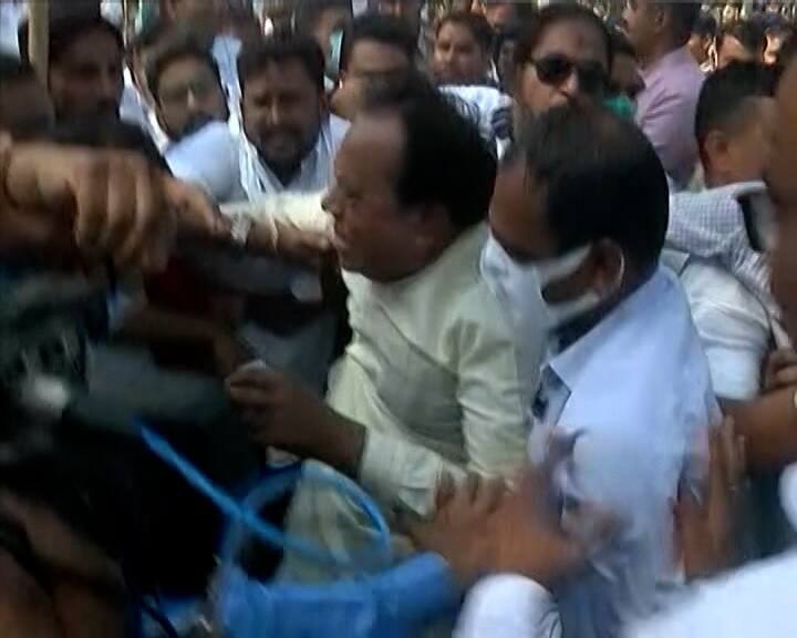 Detention of Congress leaders protesting at a Adivasi  satyagraha rally in Gandhinagar ગાંધીનગર : કોંગ્રેસ પ્રમુખ જગદીશ ઠાકોર, પ્રભારી  રઘુ શર્મા સહીતના નેતાઓની અટકાયત, જાણો શું છે સમગ્ર મામલો