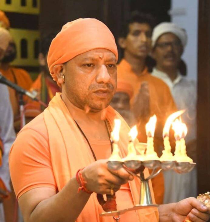 सीएम योगी को प्रतिमाह मिलने वाली 3.65 लाख रुपए सैलरी में से डेढ़ लाख रुपए बेसिक तनख्वाह है. वहीं 90 हजार रुपये डियरेंस अलाउंस के रूप में उन्हें मिलता है.