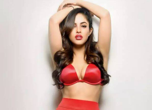 તે બોલ્ડનેસ અને ગ્લેમર મામલે બોલીવૂડની અભિનેત્રીઓને  પણ ટક્કર આપી રહી છે. વેબ સિરીઝમાં પણ પ્રિયા બેનર્જીએ પોતાની બોલ્ડનેસ બતાવીને દર્શકોને પાગલ કરી દીધા છે.