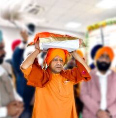 सीएम Yogi Adityanath का मठ के महंत से यूपी के मुख्यमंत्री की कुर्सी तक पहुंचने का सफर कैसा रहा, तस्वीरों से जानिए