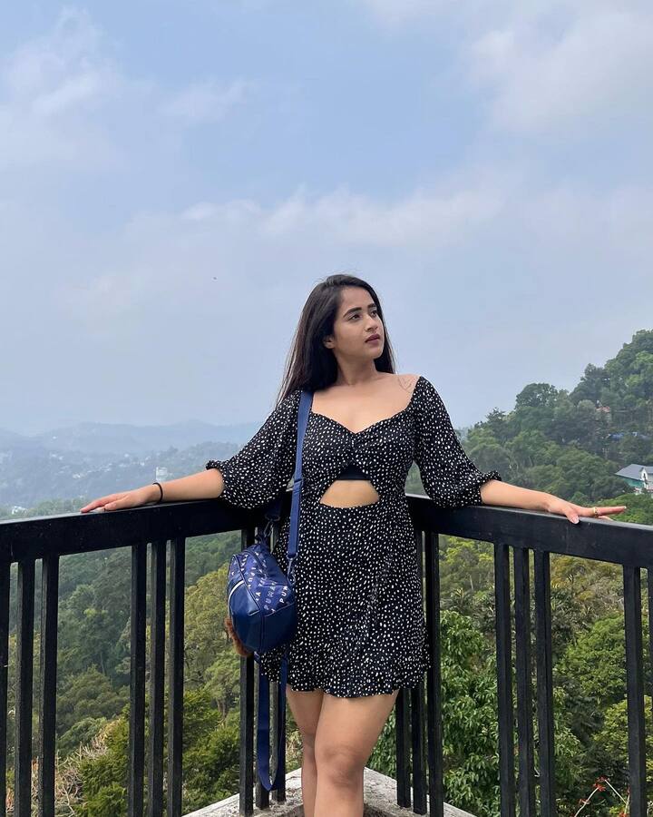 దీప్తి సునయన (Image Credit: DeepthiSunaina/Instagram)