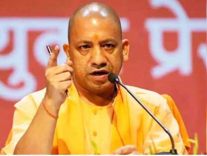 बता दें कि योगी आदित्यनाथ आज उत्तर प्रदेश में लगातार दूसरी बार मुख्यमंत्री पद की शपथ लेंगे. आज शाम 4 बजे लखनऊ के इकाना स्टेडियम में शपथ ग्रहण समारोह का भव्य आयोजन होगा. सूत्रों के मुताबिक योगी आदित्यनाथ के साथ 46 मंत्री ले सकते हैं शपथ. 7 महिलाएं भी मंत्री बनाई जा सकती हैं. युवा चेहरों को तरजीह दी जाएगी.