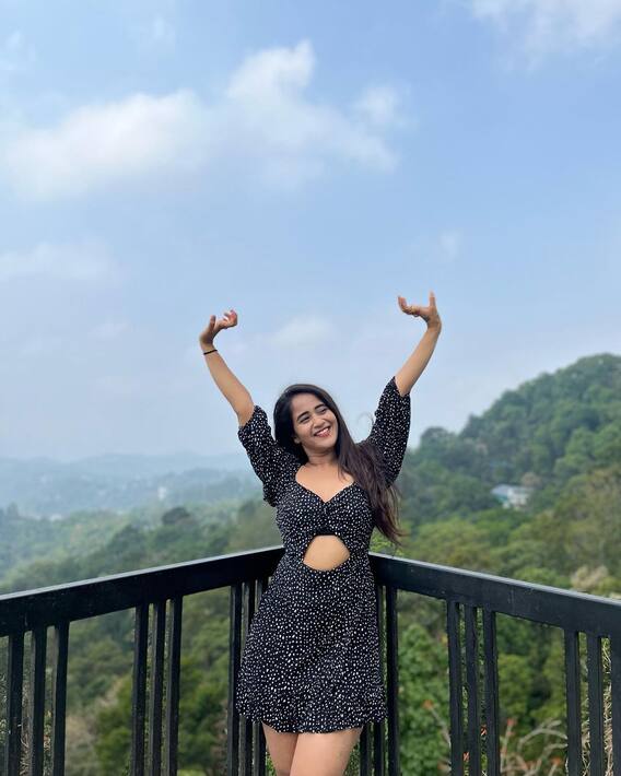 Deepthi Sunaina Photos: ప్రకృతి ఒడిలో సేదతీరుతోన్న దీప్తి సునయన