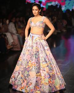 रैंप वॉक कर शाहिद कपूर की बीवी ने गिराईं बिजलियां, दिखाया जबरदस्त कॉन्फिडेंस