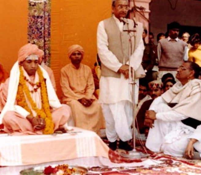 15 फरवरी 1994 को नाथ संप्रदाय के प्रमुख मठ गोरखनाथ मंदिर के उत्तराधिकारी के रूप में अपने गुरु महंत अवैद्यनाथ से दीक्षा ली थी. इसके बाद वह पूरी तरह योगी बन गए और ताउम्र भगवा वस्त्र धारण करने वाले भी बन गए. जल्द ही उन्हें छोटे महाराज की उपाधि से संबोधित किया जाने लगा था.  इमेज क्रेडिट- सोशल मीडिया