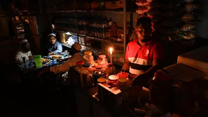 Sri Lanka Crisis: பாதாளத்தில் இலங்கை பொருளாதாரம்: கடன் மேல் கடன் வாங்கி கண்ணீர் தீவாக மாறிய கதை!