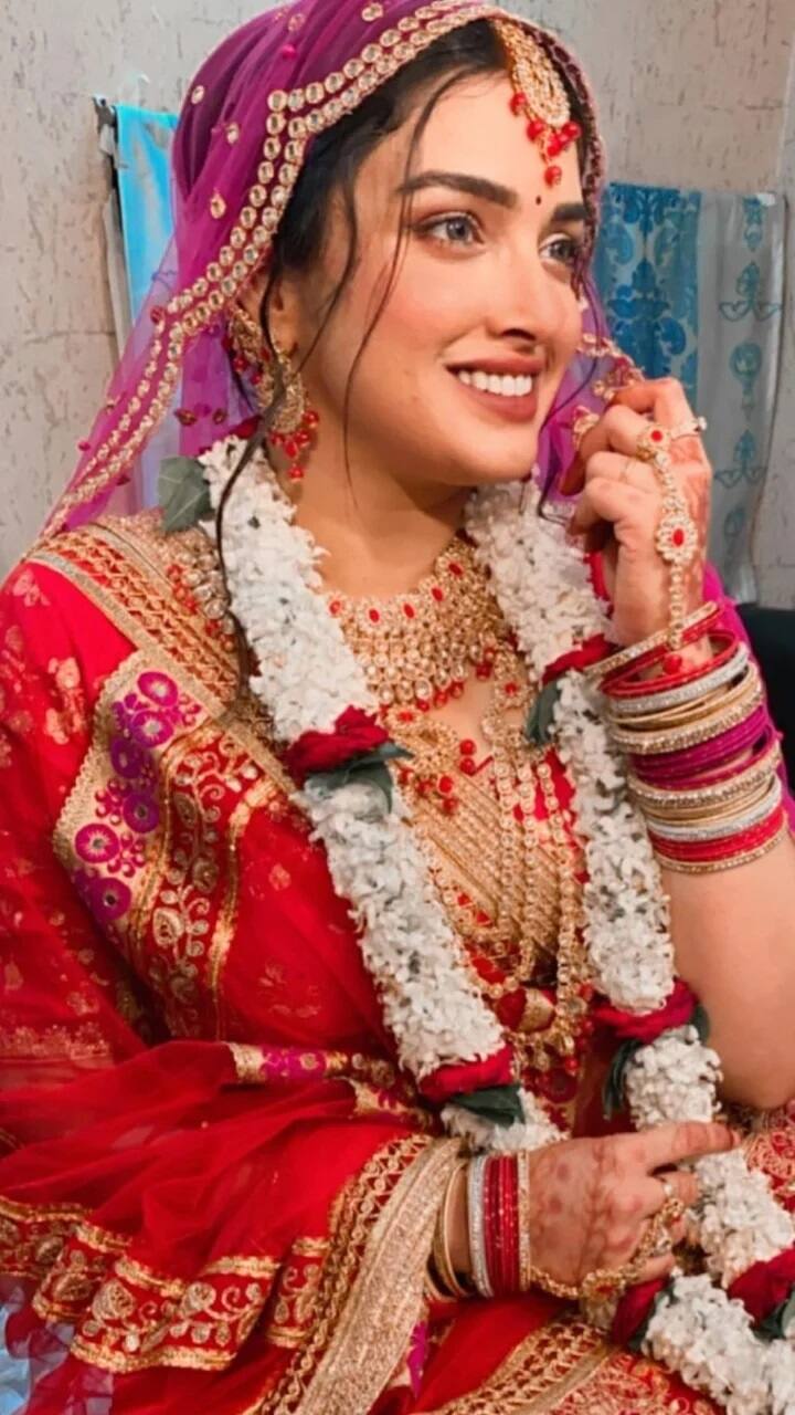 आज हम आपको भोजपुरी एक्ट्रेस आम्रलापी दुबे की रेड ड्रेस में कुछ तस्वीरें दिखाने जा रहे हैं, जिन्हें देख आप भी उनकी खूबसूरती के कायल हो जाएंगे.