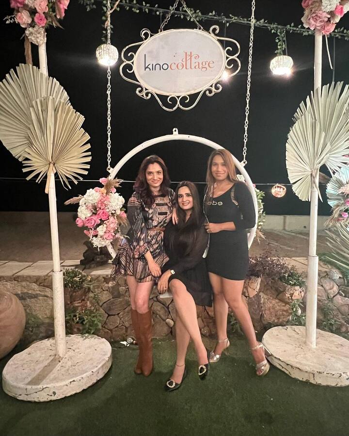 ਲੰਬੇ ਸਮੇਂ ਬਾਅਦ ਅੰਕਿਤਾ ਲੋਖੰਡੇ ਆਪਣੇ ਸਹੁਰਿਆਂ ਨਾਲ ਕੁਆਲਿਟੀ ਟਾਈਮ ਬਿਤਾਉਂਦੀ ਨਜ਼ਰ ਆਈ।