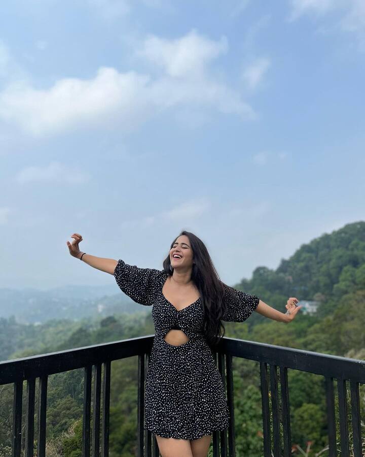 దీప్తి సునయన (Image Credit: DeepthiSunaina/Instagram)