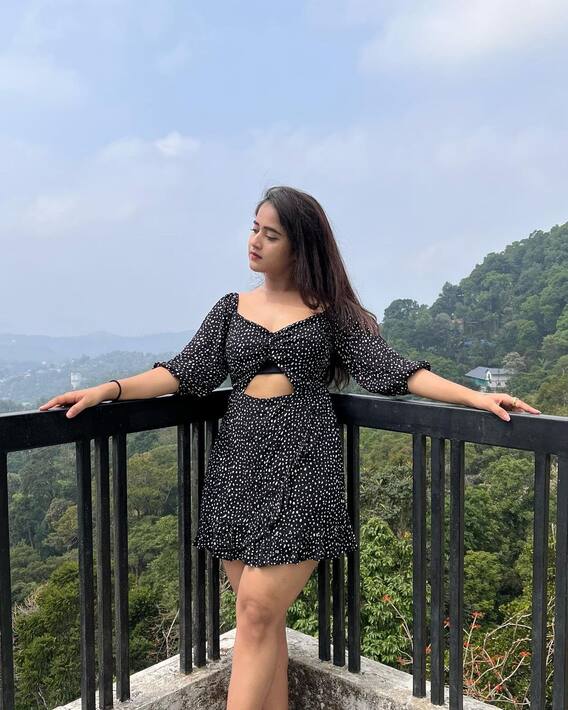 Deepthi Sunaina Photos: ప్రకృతి ఒడిలో సేదతీరుతోన్న దీప్తి సునయన