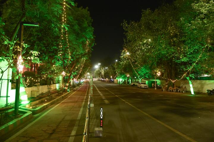 उनके शपथ ग्रहण समारोह को मद्देनजर रखते हुए पूरे लखनऊ को आज दुल्हन की तरह सजाया गया है.