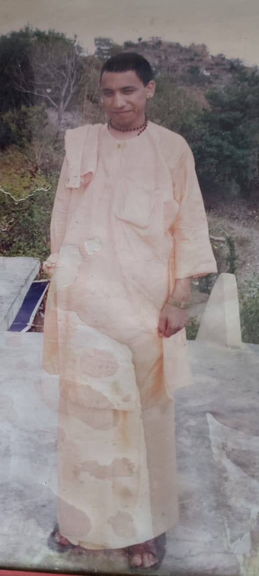 योगी आदित्यनाथ ने 1993 में अपना घर त्याग दिया था और गोरखपुर आ गए थे. यहां संन्यास ग्रहण करने के चार वर्ष बाद वह पहली बार उत्तराखंड में अपने गांव पंचूर पहुंचे थे.