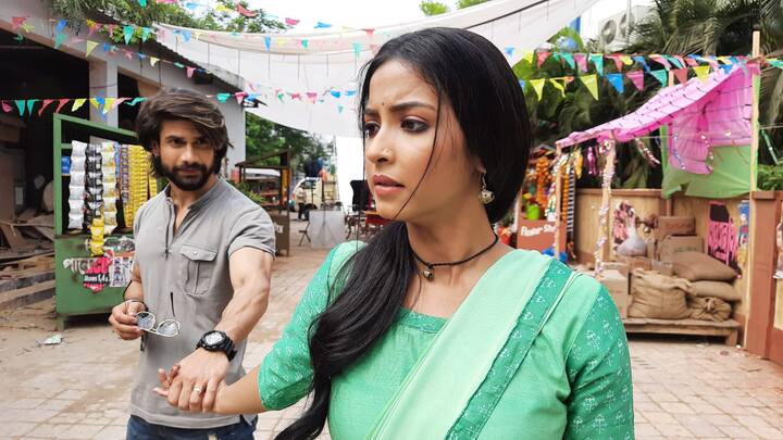 কান পাতলেই শোনা যায়, এই স্বস্তিকের নাকি মহিলা ভক্তের সংখ্যা প্রচুর। আর পর্দার এই অর্জুনই মজেছে তুবড়িতে।