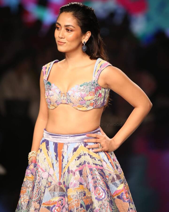कलरफुल लहंगे के साथ डीप नेक ब्लाउज और मिनिमल मेकअप कर मीरा राजपूत काफी खूबसूरत लग रही हैं.