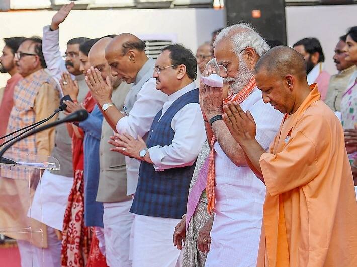 गौरतलब है कि केन्द्रीय पर्यवेक्षकों अमित शाह और झारखंड के पूर्व मुख्यमंत्री रघुबर दास की उपस्थिति में लोकभवन में योगी को सर्वसम्मति से उत्तर प्रदेश विधायक दल का नेता चुना गया. जिसके बाद भाजपा ने योगी के नेतृत्व में सरकार बनाने का दावा पेश किया.