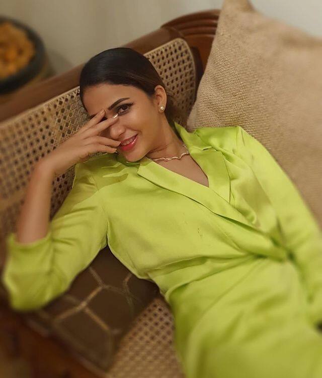 ప్రస్తుతం ట్రెండింగ్ లో ఉన్న హీరోలందరితో ఆమె కలిసి నటించింది. కానీ స్టార్ స్టేటస్ అందుకోలేకపోయింది.(Courtesy : Lavanya Tripathi Instagram)