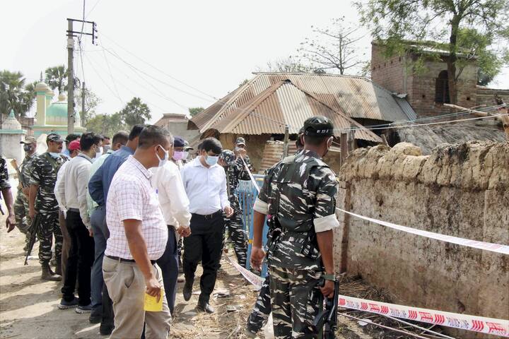 রামপুরহাট হত্যাকাণ্ডে দমকলের থেকেও রিপোর্ট নিয়েছে সিবিআই। ঘটনার রাতে কারা গিয়েছিলেন ঘটনাস্থলে, তালিকা তৈরি করছে সিবিআই।