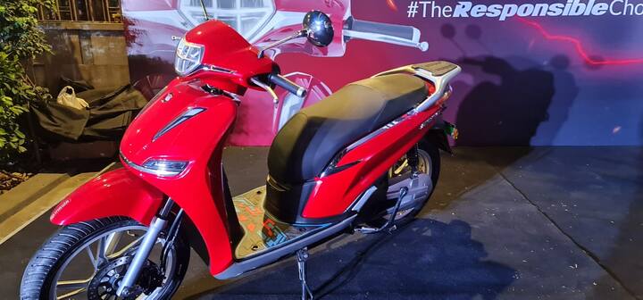 ओकिनावा ने भारतीय बाजार में अपना नया इलेक्ट्रिक स्कूटर Okhi 90 लॉन्च किया है. ओखी 90 इलेक्ट्रिक स्कूटर को फुल चार्ज में 160 किलोमीटर तक चलाया जा सकता है. स्कूटर की टॉप स्पीड भी 90 किमी प्रति घंटे तक की है.