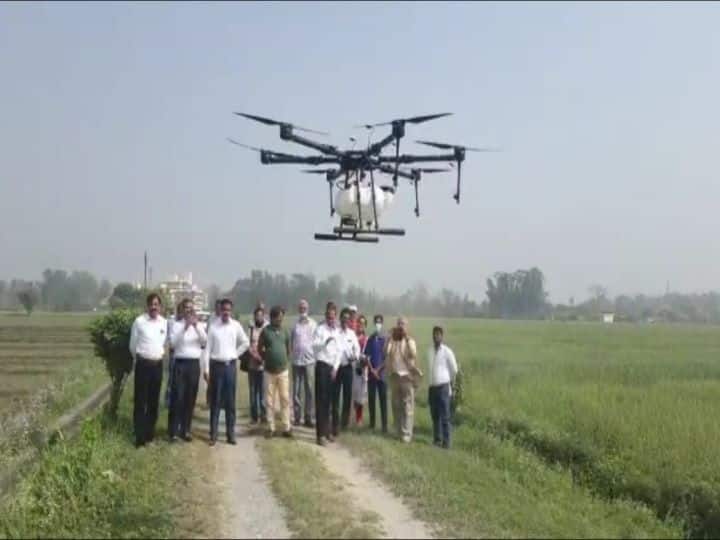 Uttarakhand  Pantnagar Agricultural University Scientists prepared first commercial drone, can spray on several hectares of land ANN Uttarakhand News:उत्तराखंड का पहला कमर्शियल ड्रोन तैयार, कुछ मिनटों में कई हेक्टेयर भूमि पर कर सकता है स्प्रे