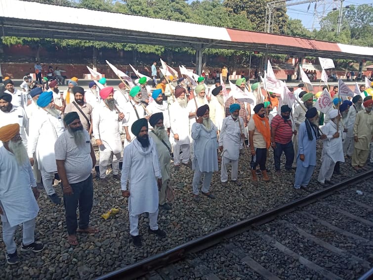 Kisan Mazdoor Sangharsh Committee Punjab stops trains due to their demands ਕਿਸਾਨ ਮਜ਼ਦੂਰ ਸੰਘਰਸ਼ ਕਮੇਟੀ ਪੰਜਾਬ ਵੱਲੋਂ ਆਪਣੀਆਂ ਮੰਗਾਂ ਨੂੰ ਲੈ ਕੇ ਰੋਕੀਆਂ ਰੇਲਾਂ