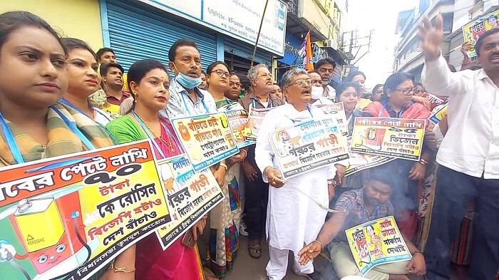 Hooghly: Agitation of TMC at Chinsurah against fuel price Hike Hooghly News: পেট্রোপণ্যের মূল্যবৃদ্ধির প্রতিবাদ, চুঁচুড়ায় তৃণমূলের অভিনব বিক্ষোভ