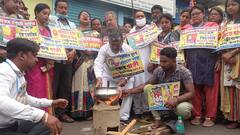 Fuel Price Hike: রাস্তায় কাঠের উনুনে রান্না, চুঁচুড়ায় পেট্রোপণ্যের মূল্যবৃদ্ধির অভিনব প্রতিবাদ তৃণমূলের