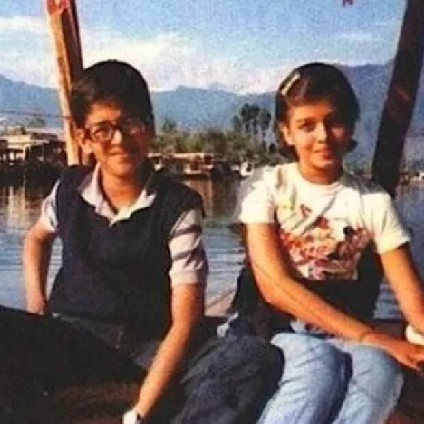 इश फोटो में एश्वर्या राय अपने भाई के साथ पोज़ देती नजर आ रही हैं. फोटो में ऐश ने लड़कों की तरह छोटे बाल रखे हुए हैं.