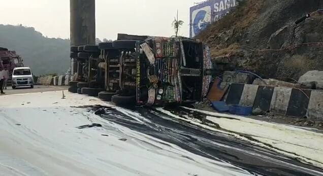 Mumbai Pune Expressway accident Chemical tanker overturns queues of vehicles for five to six kilometers मुंबई-पुणे एक्स्प्रेस मार्गावर केमिकल टँकर पलटी, वाहतूक कोंडीत टोल चालकांकडून लूट, ओला-उबेर चालकाचा आरोप